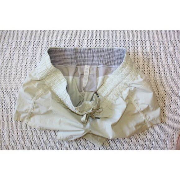 Lululemon Hotty Hot Low-Rise shorts Running pants Size 6 Lightweight outdoor - Picture 6 of 10